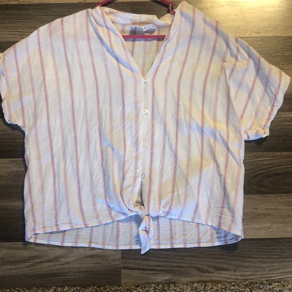Short sleeve light weight top